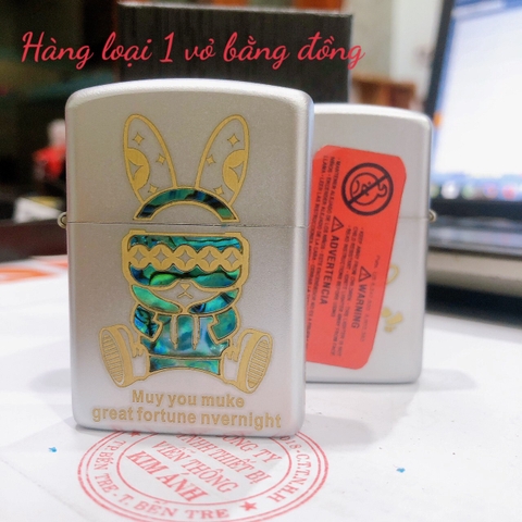 Bật lửa, hộp quẹt Zippo Armor vỏ dầy khắc ăn mòn cẩn xà cừ hình thú siêu nhân, Vỏ đồng có tem đỏ