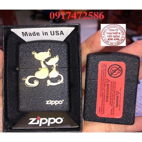 Bật lửa ZIPPO MẪU ĐÔI MÈO TÌNH YÊU LOẠI ĐEN BỤI, VỎ BẰNG ĐỒNG CÓ TEM ĐỎ