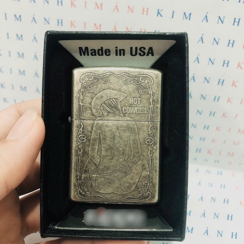 Hộp quẹt, bật lửa Zippo khắc ăn mòn HOT COWGIRL màu trắng bạc loại giả cổ, vỏ bằng đồng có tem đỏ