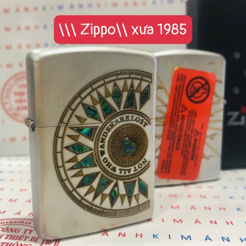 Bật lửa Zippo mộc xéo 1985, khắc ăn mòn 2 mặt cẩn xà cừ la bàn hình bán nguyệt và ngọn lửa, Vỏ đồng có tem đỏ