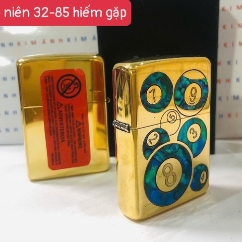 Bật lửa Zippo Chu Niên 32-85, khắc ăn mòn cẩn xà cừ 2 mặt trái banh Bida, hàng loại 1 vỏ đồng có tem đỏ