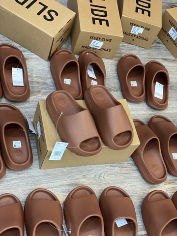 dép slide nâu đậm