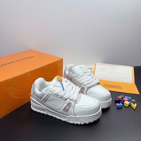 LV charm trắng kem