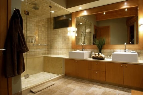 Đây là lý do vì sao phòng tắm khách sạn làm bằng kính trong suốt