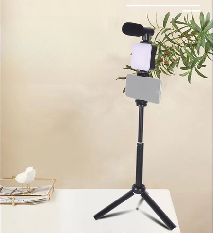 Gậy livetream kèm míc và đèn KC G08