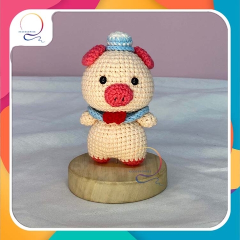 MEDIUM ANIMALS PIG WEARING HAT