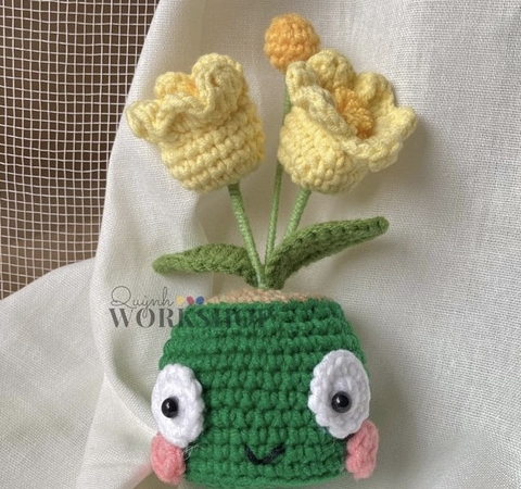 FLOWER POTS - FROG WITH BELL