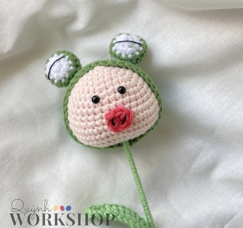 FLOWER BRANCHES PIG WITH FROG HAT