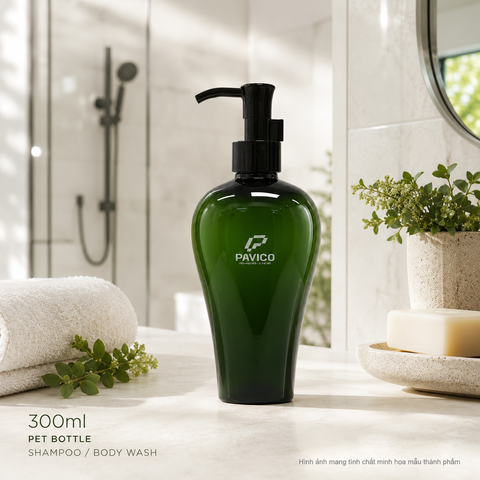 Vỏ chai đựng dầu gội PET 300ml xanh lá đậm trong không gian spa thiên nhiên