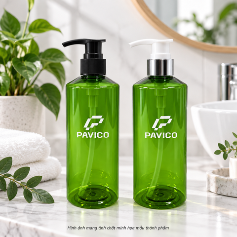 Chai mỹ phẩm PET 300ml màu xanh lá vòi nhấn trong không gian phòng tắm