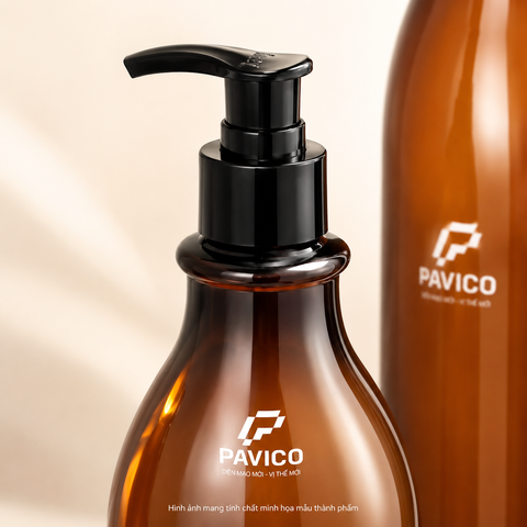 Cận cảnh vòi bơm và phần vai chai dầu gội 500ml PET màu hổ phách