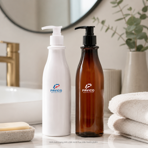 Chai lọ đựng dầu gội 500ml màu trắng và hổ phách trong không gian phòng tắm