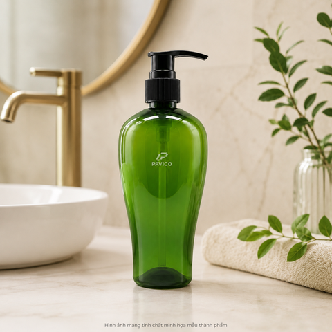 Chai đựng dầu gội PET 350ml màu xanh đặt cạnh bồn rửa trong phòng tắm