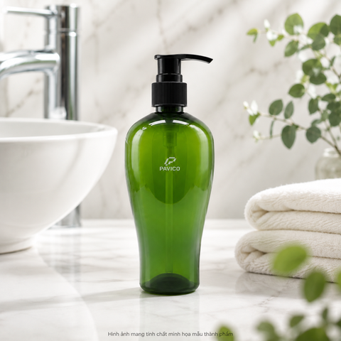 Vỏ chai dầu gội PET 350ml thân bầu vòi nhấn đặt cạnh khăn tắm và cây xanh