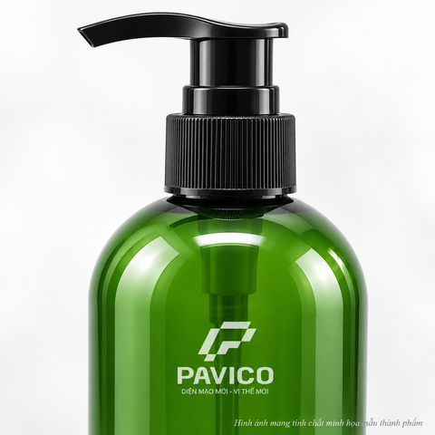 Cận cảnh chai tẩy trang PET 300ml Pavico với vòi pump màu đen