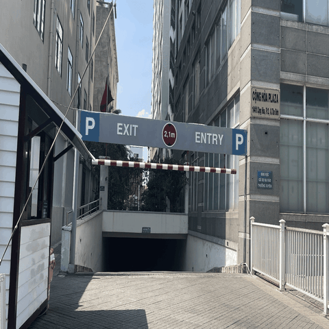 BÃI GIỮ XE 141 CỘNG HÒA - TẦNG HẦM TÒA NHÀ CỘNG HÒA PLAZA (19CH)