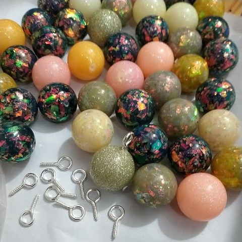 Gói 20gam hạt như kim tuyến nữa lỗ 20mm+ kèm khoen