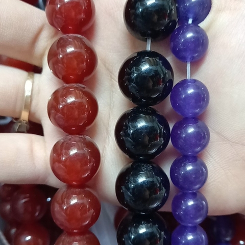 1 viên mã nãotrắng, đỏ, đen, tím có lỗ xỏ 1mm đến 1,5mm size 6mm 8mm 10mm 16mm 18mm 20mm