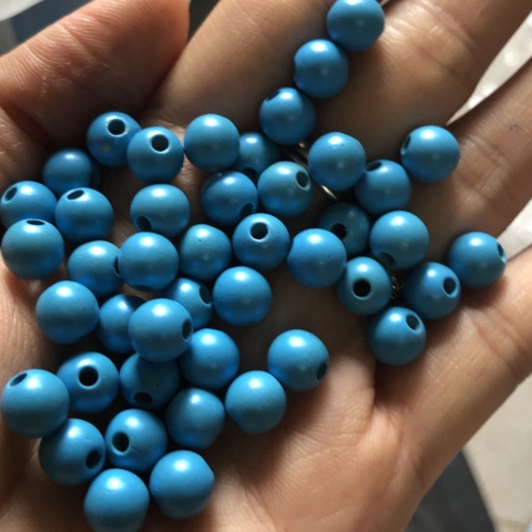 35 hạt nhựa tròn màu xanh biển 8mm (gói 10gam) có lỗ xỏ làm vòng tay, vòng cổ (TL)