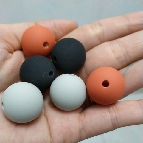 2 viên hạt nhựa loại mờ 20mm