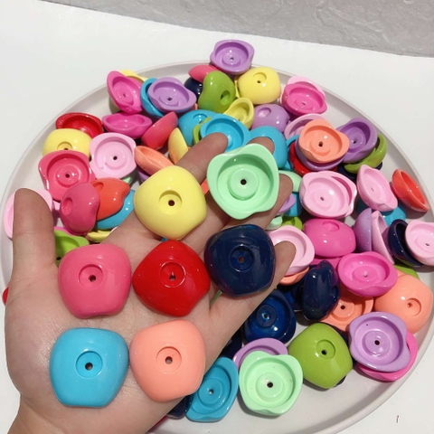 5-20 Miếng-O106- patch nhựa hinh quả táo 31x32mm, lỗ 2mm