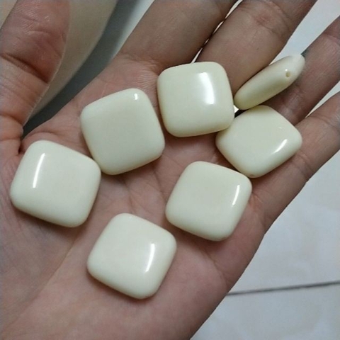 5 Hạt nhựa hình thoi màu kem 18mm