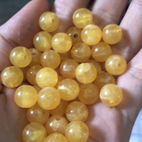18-35 hạt nhựa tròn màu vàng vân giả đá 8-10mm (gói 10gam) có lỗ xỏ làm vòng tay, vòng cổ (TL)
