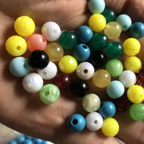 35 hạt nhựa tròn nhiều màu 8mm (gói 10gam) có lỗ xỏ làm vòng tay, vòng cổ (TL)