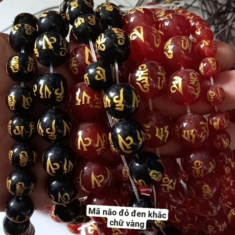 1 viên mã não đỏ đen khắc chữ vàng có lỗ xỏ 1mm đến 1,5mm size 8mmm 10mm 12mm 14mm