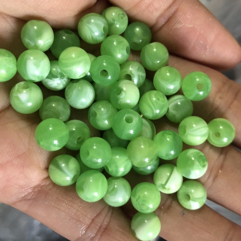35 hạt nhựa tròn màu xanh lá vân giả đá 8mm (gói 10gam) có lỗ xỏ làm vòng tay, vòng cổ (TL)