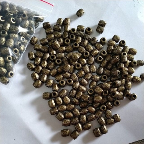 10-50gam charm nhựa hình ống hoa văn màu đồng cổ 8x9mm