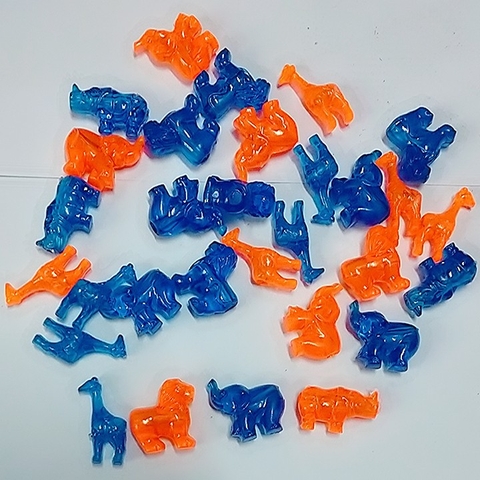 (p132-8 M2) 10-50gam con thú nhựa xanh cam làm đồ chơi trang trí có lỗ xỏ 4mm