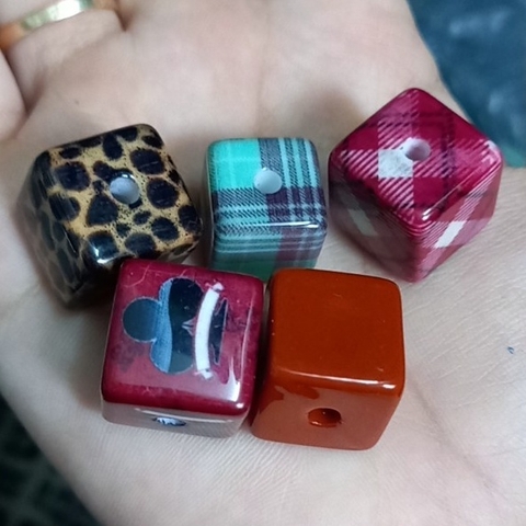 10gam hạt nhựa vuông, hình thoi có lỗ xỏ  16mm- V01, V02- V03- V04