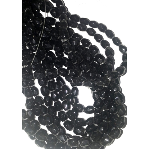 1 dây 43 hạt đá nhân tao đen góc cạnh size 5X 8mm