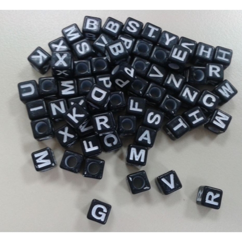 Hạt nhựa vuông in chữ cái nền ĐEN chữ TRẮNG 7mm (thường)