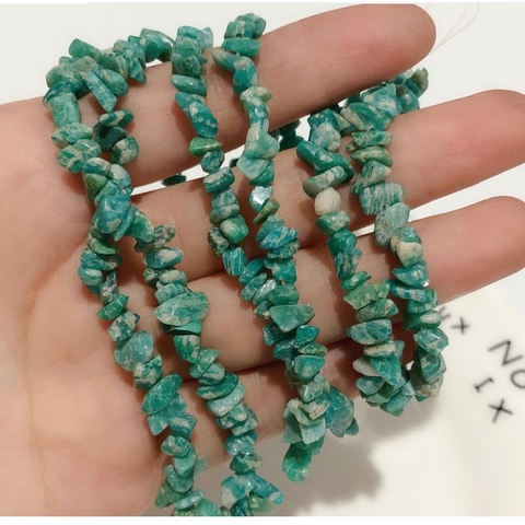 1 dây đá vụn màu xanh hoa văn có lỗ xỏ dài 40- 90cm