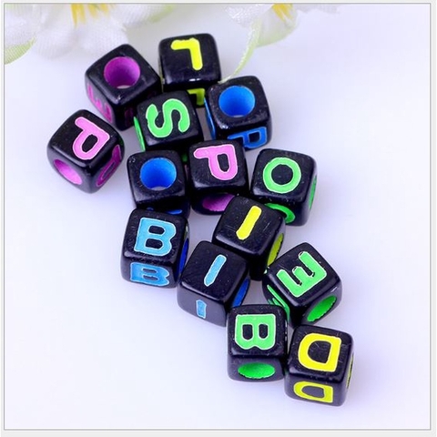 (chọn chữ theo yêu cầu) 2-5 Hạt chữ cái vuông 7mm từ A-Z có lỗ xỏ làm vòng NỀN ĐEN CHỮ ĐỦ MÀU