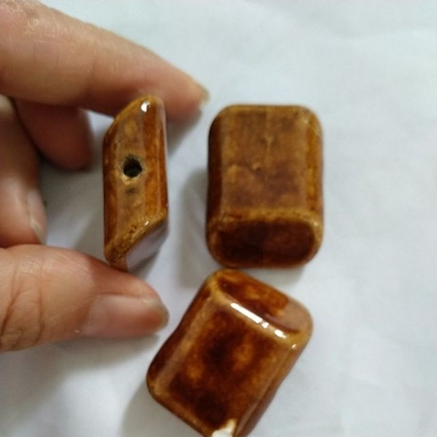 1viên đá gốm sứ nâu 23x31mm