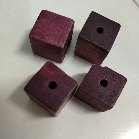 2 Hạt gỗ vuông nâu đỏ 20mm