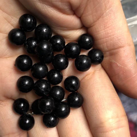 35 hạt nhựa tròn đen 8mm (gói 10gam) có lỗ xỏ làm vòng tay, vòng cổ (TL)