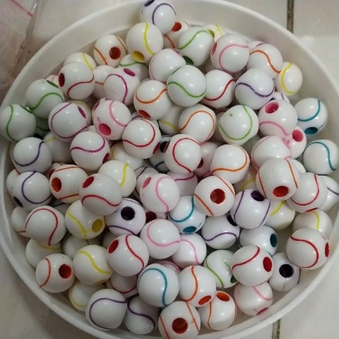 Hạt nhựa trắng hoa văn nhiều màu