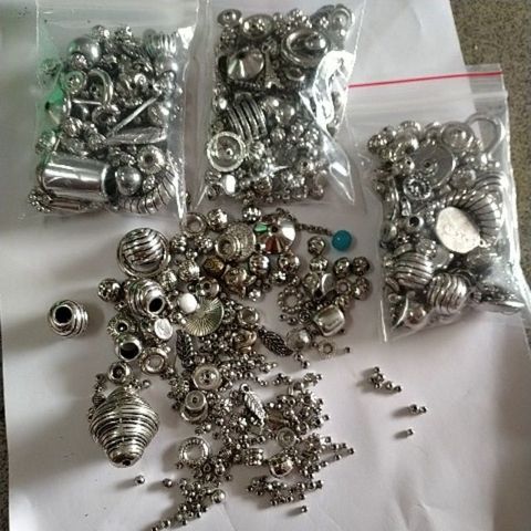 50gam charm nhựa hỗn hợp màu bạc