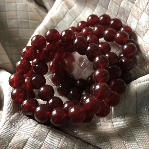 35 hạt nhựa tròn màu đỏ đô giả đá 8mm (gói 10gam) có lỗ xỏ làm vòng tay, vòng cổ (TL)