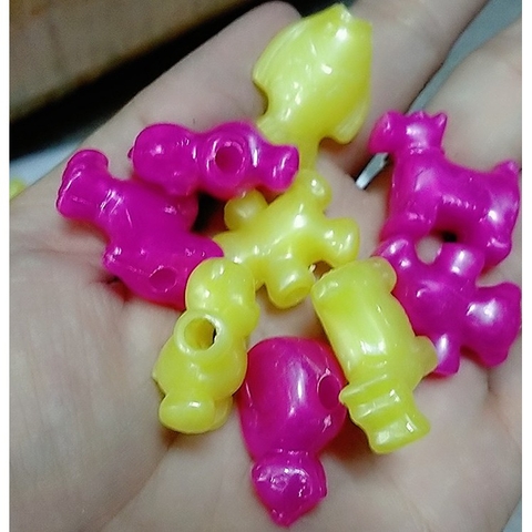 P132-8 M6/ 10-50gam Hỗn hợp cá, mèo ,gấu, chó nhựa xanh tím có lỗ xỏ 4mm làm đồ chơi, trang trí