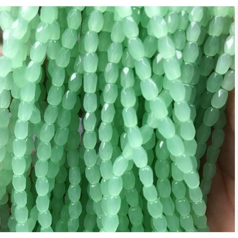 1 dây đá nhân tạo màu xanh (khoảng 60-62 viên size 4X5mm)