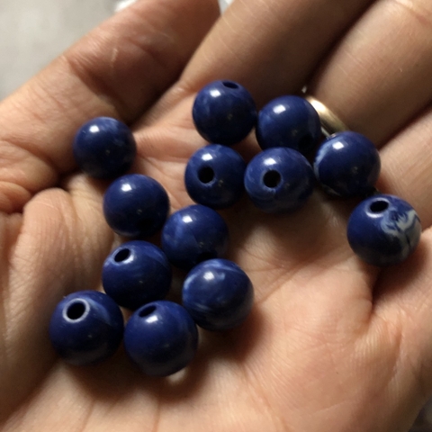 18 hạt nhựa tròn màu xanh mực vân giả đá 10mm (gói 10gam) có lỗ xỏ làm vòng tay, vòng cổ (TL)