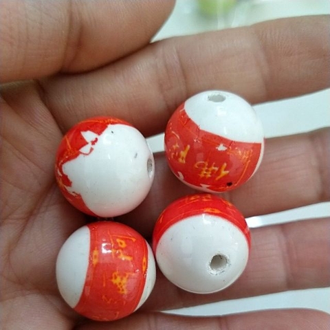 2viên gốm sứ tròn trắng in màu đỏ