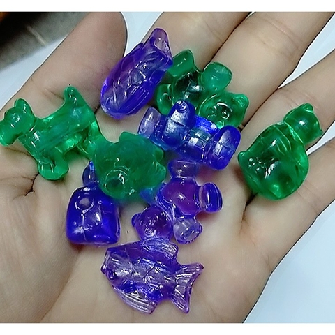 (P132-8 M5) 10-50gam Hỗn hợp cá, mèo ,gấu, chó nhựa xanh tím có lỗ xỏ 4mm làm đồ chơi, trang trí