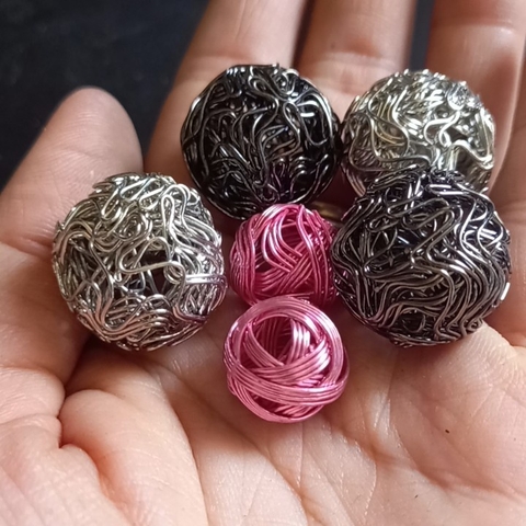 2 viên charm rỗng dây kim loại xoắn 14mm- 20mm dùng làm mặt dây chuyền, vòng cổ, trang trí thủ công