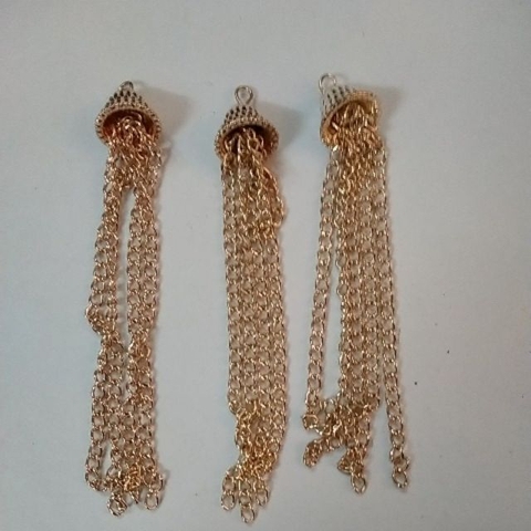 1cái Tua rua xích vàng dài 10cm